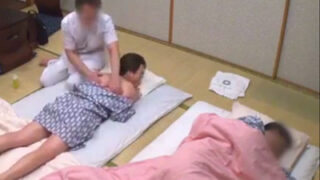 夫の横で妻を寝取るマッサ師