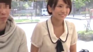 お金に負けて友人と関係を持ってしまう女子大生