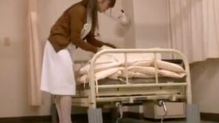 ナースがベッド下で強制的にレイプされる