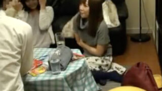 相席居酒屋でOLコンビを酔わせて盗撮