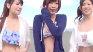 友人同士のビキニ美女をナンパし、各自を個別にホテルに移動させる。