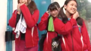 MM号に迷い込んだ陸上部JDが激しく顔射される。