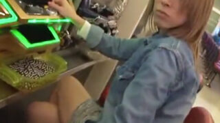 パチンコ屋で金髪ギャルをトイレに連れ込み、中出しレイプする作品