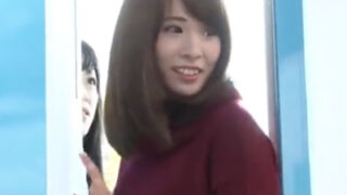 指の隙間からチンポをしっかり見つめ、MM号の乱交に参加するOLたち