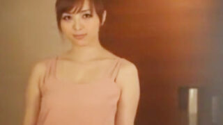 ホテルで静かに愛を確かめ合う美男美女カップル