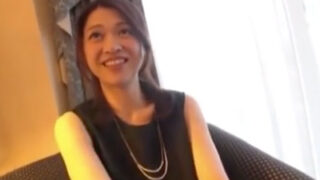 若い男性の性器を喜んで感じる素人妻。