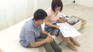 30代の主婦が若い男性の性器に興味を持ち、初めての性行為に挑む。