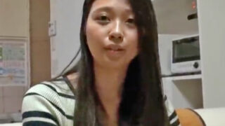 終電逃し美女が彼氏に置き去りにされ、狼に送られる。