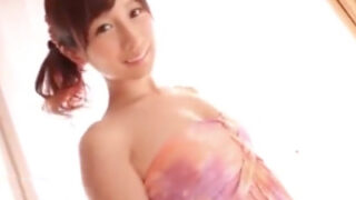 美人妻が夫の前でマッサ師の性器でイッてしまう。