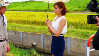 田舎で、明日香キララが夫婦の家に泊まり、旦那を寝取ろうとする。