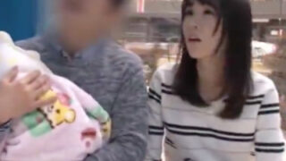 子連れの人妻がMM号に乗車し、家族を待たせたまま中出しSEXする。