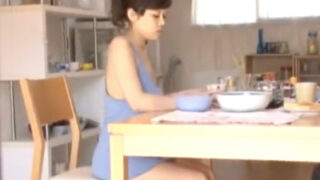 ノーブラの人妻が団地内を歩き、デカマラに突かれる。