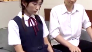 委員長の初エッチで処女が散らす