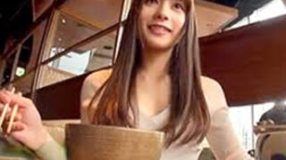 ご飯を奢っただけで中出しできる美人だが、手軽な素人妻だという意味か。