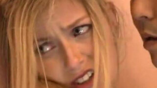 ブロンドの外国人ウェイトレスをレイプした日本人客