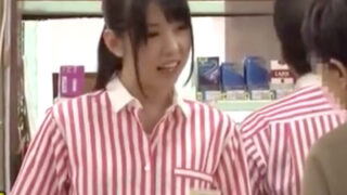 コンビニで働く美少女がバックヤードで顔射される。