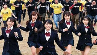 紺野ひかると浜崎真緒が野外で楽しく追いかけっこを行う。