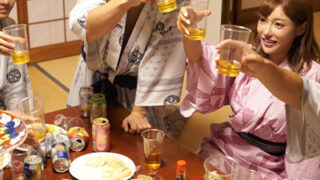 元ヤリマン彼女、慰安旅行で乱交にハメ外す