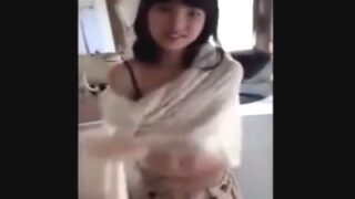 恥じらいながら胸を露出しハメ撮りされるロリ少女の個人撮影映像が流出