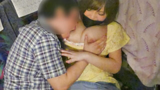 夜行バスで痴漢に遭いながらも、身体を逆らわず腰を振る美女