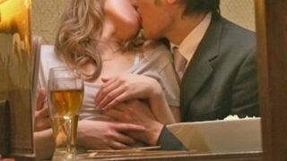 居酒屋個室でこっそりハメる発情ギャル