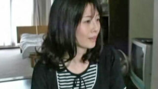 近所での声かけで油断し、ノコノコと追いかける団地妻。