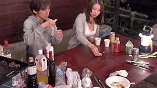 キャンプで若者に魅了される美熟女