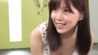 美人妻がゴミ捨て場で手コキフェラ