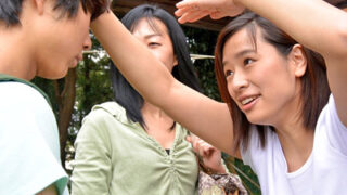 甥に迫られ、戸惑いながらも流される叔母