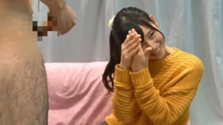 恥じらいのある人妻が童貞チンポを丁寧に扱う