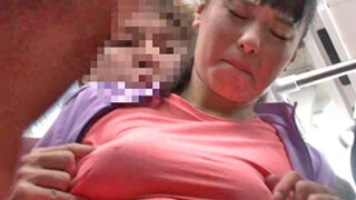 美女が服を脱がされむなと必死に抵抗し、ノーブラの乳首が刺激されチンポが挿入されるシーンが描かれる。