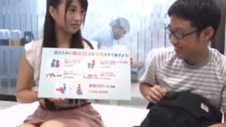 美女姉が、親のいる状況でも童貞弟を筆おろす。