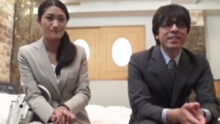 上司と部下が会社のホテルに閉じ込められ、勝手に関係が始まった。