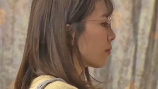 眼鏡JKを狙った本屋での痴漢レイプ