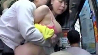 痴漢に手を出す巨乳美女