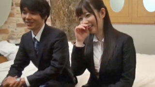 カメラの前で断りきれないOLが先輩と中出しする。