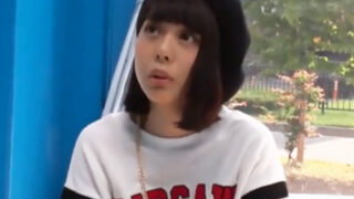 MM車に連れ込んだカワイイ童顔美少女をハメ撮り・中出し。