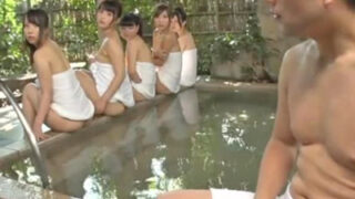 混浴で美少女が集まり乱交に発展