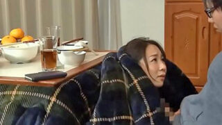 コタツ内で夫の隣に座り、息子に痴女る母