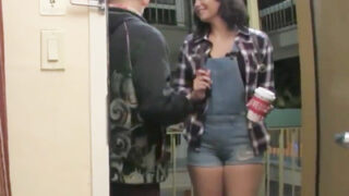 全身で快感を表現する美白の女性