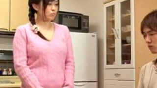 巨乳妻が若い男に押し付けられ、感度が上がる。