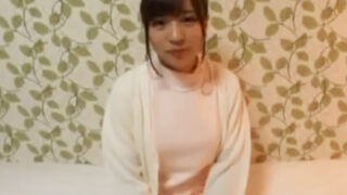 小児科の清楚美女がホテルに誘われ、中出しされる。