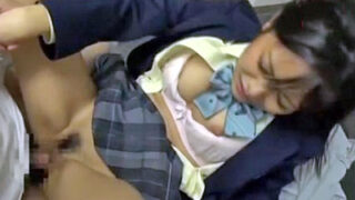 教師がロッカールームで中出しレイプ