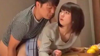 酔っ払った夫の横で他人と中出しする不貞妻