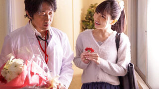 父の担当医に囲まれ、レイプされる美少女