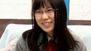 真面目な眼鏡JKがMM号で激しく挿入され喘ぐ