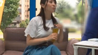 清楚な人妻がマッサージで発情し、中出しを受け入れる