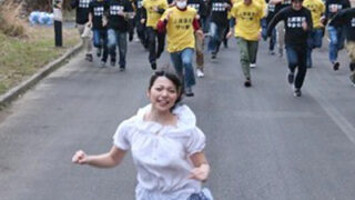 上原亜衣が100人の男に追われ、捕まったら連続中出しの罰ゲーム。