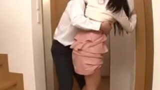 姉の家庭教師が媚薬で意識を曖昧にさせ、密かに性交する。