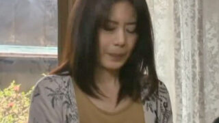 性欲が強い巨乳熟女が性豪と結婚し、毎晩激しいセックスを楽しむ。